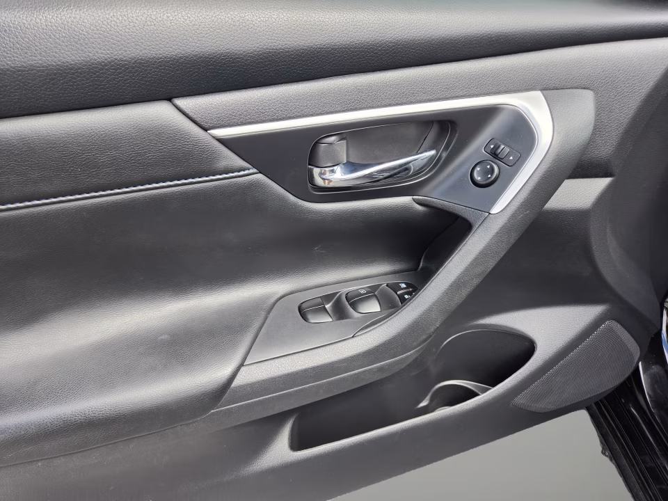 2017 Nissan Altima SR - Photo 10